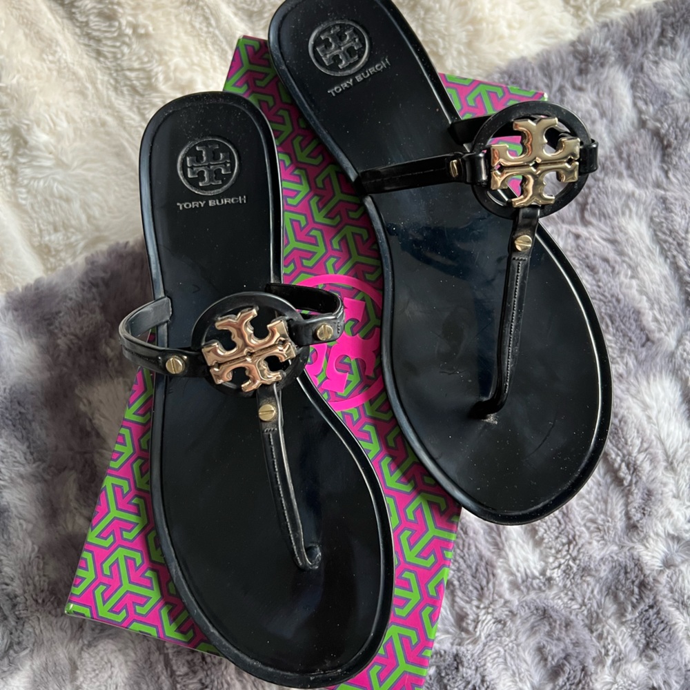 Tory Burch mini miller thong black sandals. The perfect summer sandal